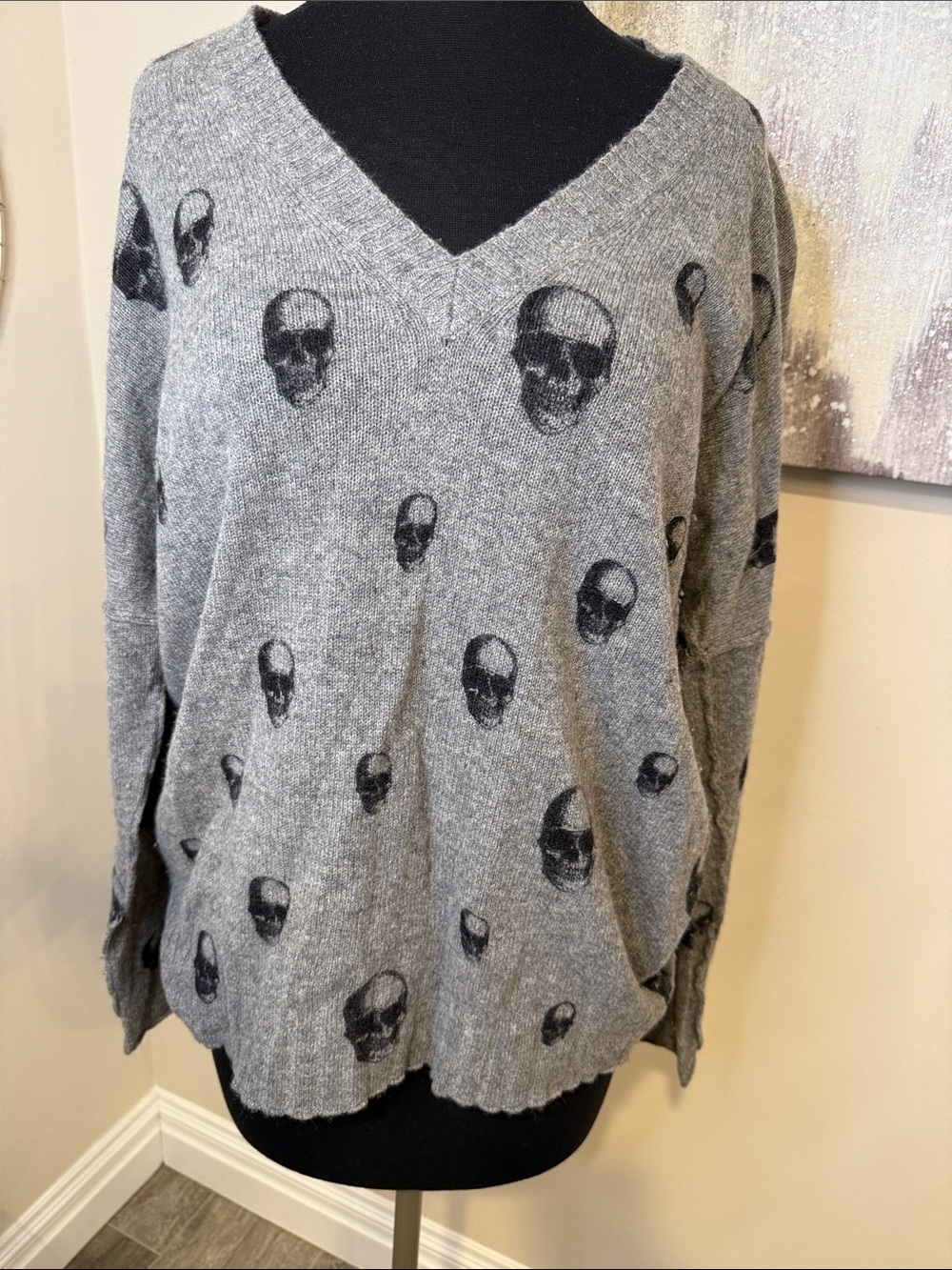 Gray Skull Print CASHMERE V-Neck Sweater Size Medium